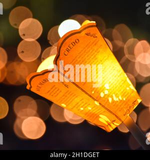 Lourdes, Francia - 9 ottobre 2021: Una torcia a lume di candela per le processioni cattoliche mariane nella Basilica del Rosario di Lourdes Foto Stock