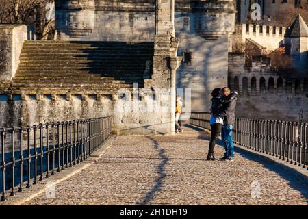 AVIGNON, Francia - Marzo 2018: giovane abbracciando e baciando presso il famoso Ponte di Avignone chiamato anche Pont Saint-Benezet a Avignon Francia Foto Stock