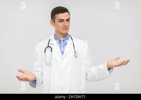 Il medico stende le braccia da un lato all'altro e lascia la scelta al paziente. Foto Stock
