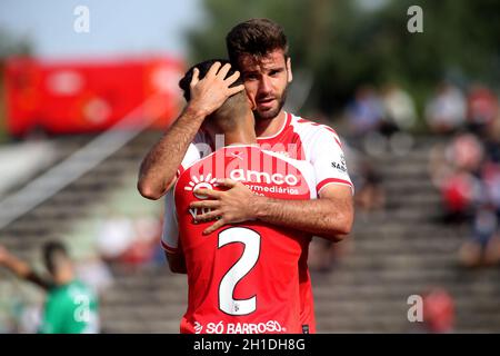 LAVRADIO, PORTOGALLO - OTTOBRE 16: Mario Gonzalez di SC Braga festeggia con i compagni di squadra Yan Couto dopo aver segnato un gol di apertura, durante la partita di Coppa Portoghese tra UFC Moitense e SC Braga all'Estadio Alfredo da Silva il 17 Ottobre 2021 a Lavradio, Portogallo. (Supporto MB) Foto Stock