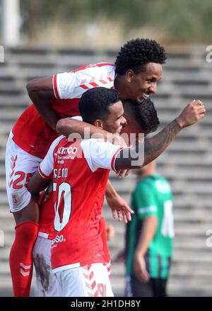 LAVRADIO, PORTOGALLO - OTTOBRE 16: Bruno Rodrigues di SC Braga festeggia con i compagni di squadra Galeno e Lucas Mineiro dopo aver segnato un gol, durante la partita di Coppa Portoghese tra UFC Moitense e SC Braga all'Estadio Alfredo da Silva il 17 Ottobre 2021 a Lavradio, Portogallo. (Supporto MB) Foto Stock