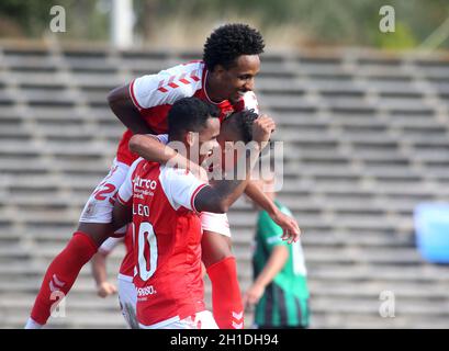 LAVRADIO, PORTOGALLO - OTTOBRE 16: Bruno Rodrigues di SC Braga festeggia con i compagni di squadra Galeno e Lucas Mineiro dopo aver segnato un gol, durante la partita di Coppa Portoghese tra UFC Moitense e SC Braga all'Estadio Alfredo da Silva il 17 Ottobre 2021 a Lavradio, Portogallo. (Supporto MB) Foto Stock