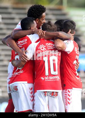 LAVRADIO, PORTOGALLO - OTTOBRE 16: Bruno Rodrigues di SC Braga festeggia con i compagni di squadra dopo aver segnato un gol, durante la partita di Coppa Portoghese tra UFC Moitense e SC Braga all'Estadio Alfredo da Silva il 17 Ottobre 2021 a Lavradio, Portogallo. (Supporto MB) Foto Stock