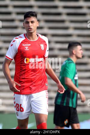 LAVRADIO, PORTOGALLO - 16 OTTOBRE: Bruno Rodrigues di SC Braga festeggia dopo aver segnato un gol, durante la partita di Coppa Portoghese tra UFC Moitense e SC Braga all'Estadio Alfredo da Silva il 17 ottobre 2021 a Lavradio, Portogallo. (Supporto MB) Foto Stock