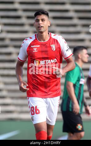 LAVRADIO, PORTOGALLO - 16 OTTOBRE: Bruno Rodrigues di SC Braga festeggia dopo aver segnato un gol, durante la partita di Coppa Portoghese tra UFC Moitense e SC Braga all'Estadio Alfredo da Silva il 17 ottobre 2021 a Lavradio, Portogallo. (Supporto MB) Foto Stock