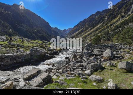 Cauterets, Francia - 10 Ott 2021: Acque turchesi del Lac de Gaube nel Parco Nazionale dei Pirenei Foto Stock