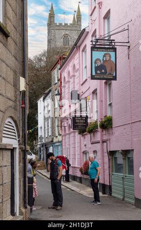 Fowey Cornwall Street scene - persone in strada in una serata estiva fuori dal King of Prussia Hotel, Fowey, Cornovaglia UK Foto Stock