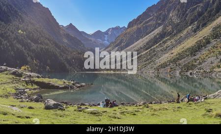 Cauterets, Francia - 10 Ott 2021: Acque turchesi del Lac de Gaube nel Parco Nazionale dei Pirenei Foto Stock