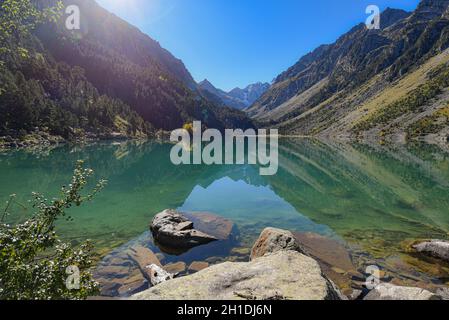 Cauterets, Francia - 10 Ott 2021: Acque turchesi del Lac de Gaube nel Parco Nazionale dei Pirenei Foto Stock