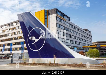 Francoforte, Germania – 7 aprile 2020: Sede centrale di Lufthansa con coda all'aeroporto di Francoforte (fra) in Germania. Foto Stock