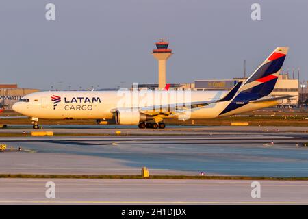 Francoforte, Germania – 7 aprile 2020: LATAM Cargo Boeing 767-300F aereo all'aeroporto di Francoforte (fra) in Germania. Boeing è un aereo americano Foto Stock