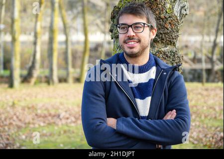 Ritratto Di Giovane Uomo In Autunno Parco . Foto Stock