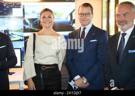 Il principe Daniele, la principessa Vittoria e l'ambasciatore svedese in Italia, Jan Bjorklund, visiterete il Centro ANAS Smart Roads a Roma, Italia, il 18 ottobre 2021. La coppia della principessa ereditaria è in visita di tre giorni in Italia con una delegazione commerciale svedese. Foto: Henrik Montgomery / TT code 10060 Foto Stock