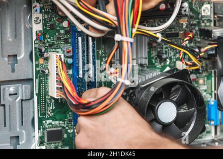 Computer Support Engineer. Aggiornare la RAM interna del chip di memoria di un computer desktop . Foto Stock