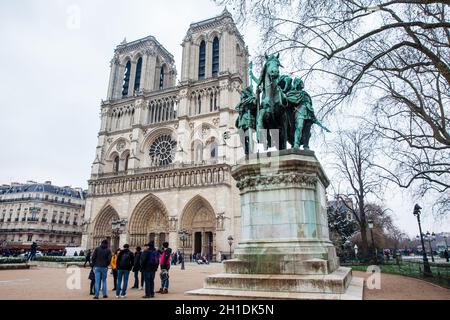 Parigi, Francia - marzo, 2018: i turisti a visitare la statua di Carlo Magno e la Cattedrale di Notre Dame Foto Stock