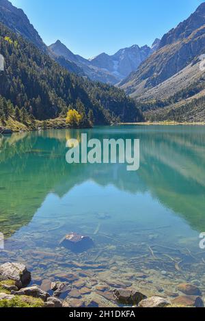 Cauterets, Francia - 10 Ott 2021: Acque turchesi del Lac de Gaube nel Parco Nazionale dei Pirenei Foto Stock