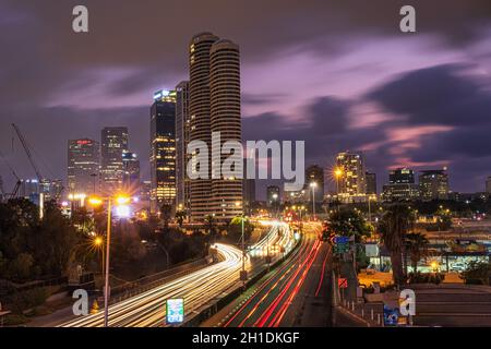 Tel Aviv-Yafo, Israele - 17 ottobre 2021: Vista del paesaggio urbano della sera Tel Aviv, Israele. Foto Stock