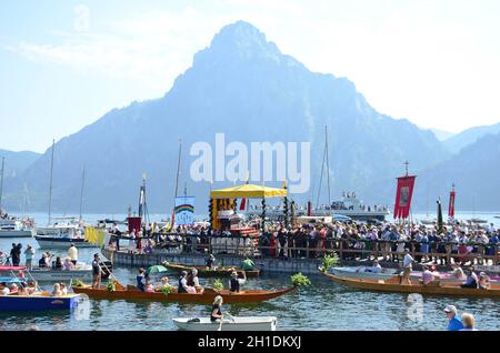 Fronteichnamsprozession auf dem Traunsee in Traunkirchen im Salzkammergut (Bezirk Gmunden, Oberösterreich, Österreich) - Seit dem Jahr 1632 wird die F Foto Stock