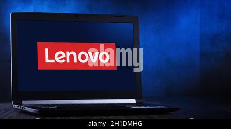 POZNAN, POL - 24 MARZO 2020: Computer portatile con logo di Lenovo, una multinazionale tecnologica con sede a Pechino, Cina Foto Stock