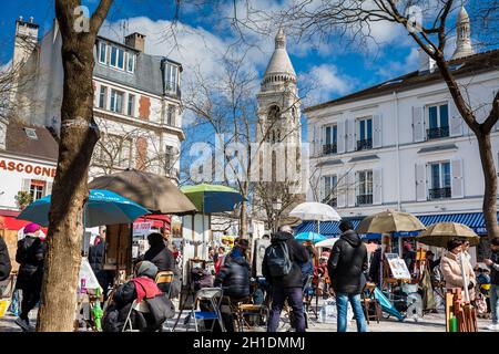 PARIGI, FRANCIA - MARZO, 2018: Artisti che lavorano alla famosa Place du Tertre nel quartiere di Montmartre Foto Stock