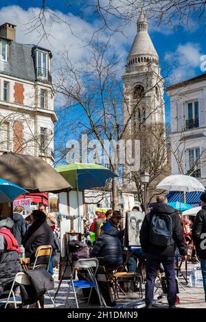 PARIGI, FRANCIA - MARZO, 2018: Artisti che lavorano alla famosa Place du Tertre nel quartiere di Montmartre Foto Stock