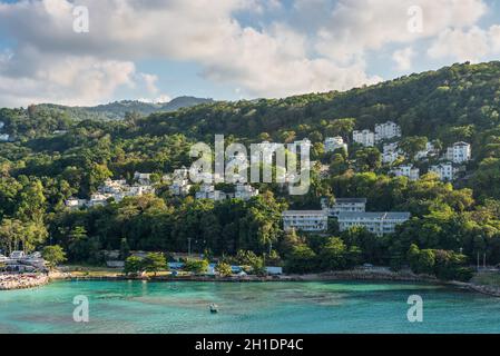 Ocho Rios, Giamaica - 23 aprile 2019: Vista della costa con un sacco di case viventi sulla collina di Ocho Rios, Giamaica, Mar dei Caraibi. Foto Stock