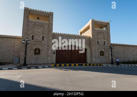 Salalah, Sultanat di Oman - Novembre 12, 2017: Porta Al Sultan Qaboos bin ha detto il Al-Husn Palace in Salalah, provincia di Dhofar, Oman. Foto Stock