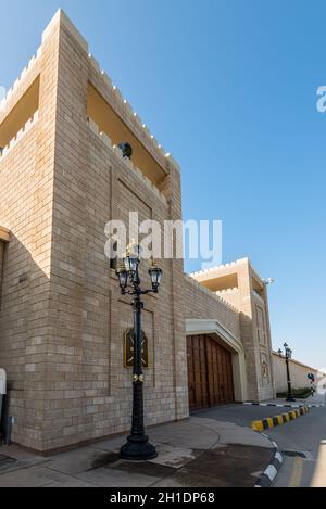 Salalah, Sultanat di Oman - Novembre 12, 2017: Porta Al Sultan Qaboos bin ha detto il Al-Husn Palace in Salalah, provincia di Dhofar, Oman. Foto Stock