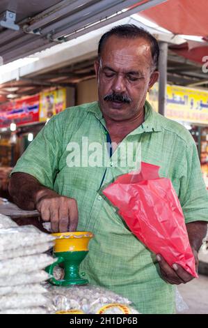 Salalah, Sultanat di Oman - Novembre 12, 2017: uomo vendita di incenso e altre merci al Souq in Salalah, Oman, Oceano Indiano. Questo souk è il b Foto Stock