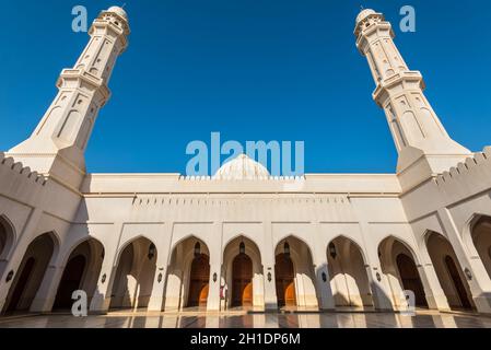 Salalah, Oman - 12 Novembre 2017: il cortile del Sultano Qaboos moschea in Salalah, Sultanato di Oman. Foto Stock