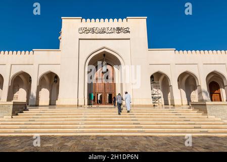 Salalah, Oman - 12 Novembre 2017: ingresso al Sultan Qaboos moschea in Salalah, Sultanato di Oman. Foto Stock