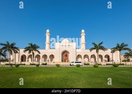 Salalah, Oman - 12 Novembre 2017: il Sultano Qaboos moschea troneggia sul Salalah city centre, accogliendo migliaia di fedeli in preghiera ogni d Foto Stock