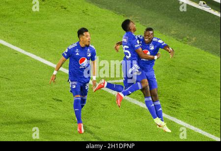 Bogota, Colombia. 17 ottobre 2021. I giocatori di Millonarios celebrano l'obiettivo di Felipe Roman nel classico capitale tra Independiente Santa Fe e Millonarios allo stadio Nemesio Camacho El Campin di Bogota (Credit Image: © Daniel Garzon Herazo/ZUMA Press Wire) Foto Stock