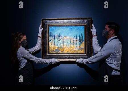 LONDRA, REGNO UNITO. 18 Ott 2021. Vincent van Gogh (1853-1890) Cabanes de bois parmi les oliviers et cyprès. Preventivo su richiesta. Preview The Cox Collection: The Story of Impressionism, Evening sale, at Christies King Street, London. La vendita si svolge il 11 novembre a New York. Credit: amer Ghazzal/Alamy Live News Foto Stock