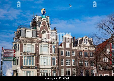 AMSTERDAM, PAESI BASSI - MARZO 2018: Splendidi edifici nel vecchio quartiere cetral di Amsterdam Foto Stock