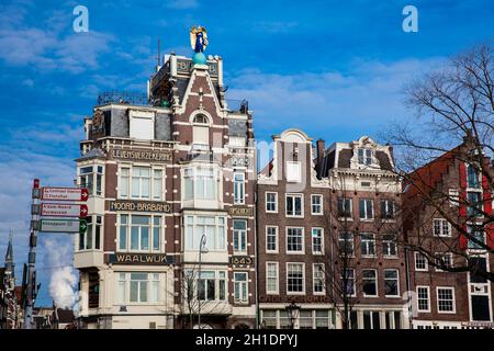 AMSTERDAM, PAESI BASSI - MARZO 2018: Splendidi edifici nel vecchio quartiere cetral di Amsterdam Foto Stock