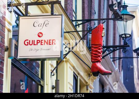 AMSTERDAM, PAESI BASSI - MARZO 2018: Il Red Boot Bar si trova nel quartiere a luci rosse di Amsterdam Foto Stock