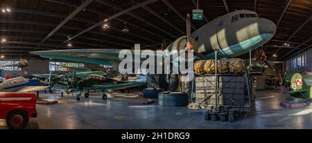 Un'immagine panoramica dell'hangar principale del Museo dell'Aviazione Polacca, focalizzata sul Lisunov li-2. Foto Stock