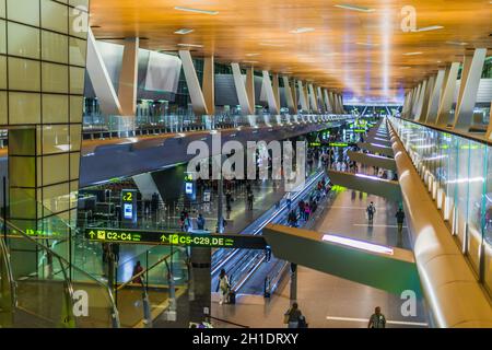 DOHA, QATAR - 28 FEBBRAIO 2020: Interno dell'aeroporto internazionale di Hamad a Doha, Qatar Foto Stock