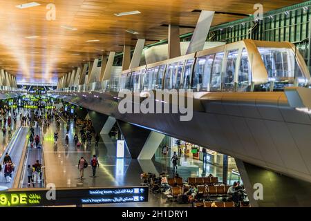 DOHA, QATAR - 28 FEBBRAIO 2020: Interno dell'aeroporto internazionale di Hamad a Doha, Qatar Foto Stock