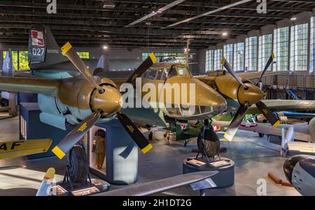 Una foto del Tupolev Tu-2S all'interno dell'hangar principale del Museo dell'Aviazione Polacca. Foto Stock