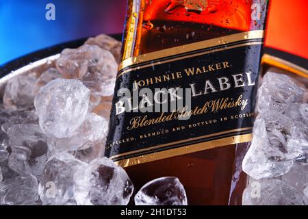 POZNAN, POL - Apr 16, 2020: Bottiglia di Johnnie Walker Black Label in secchio con ghiaccio tritato Foto Stock