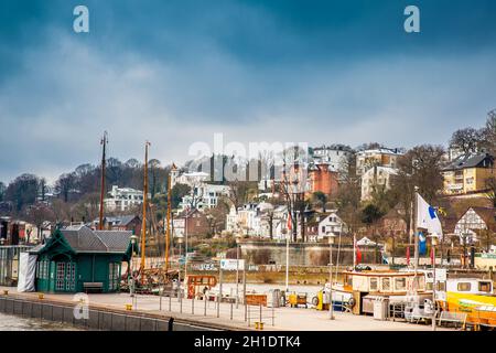 AMBURGO, GERMANIA - MARZO 2018: Il traghetto Neumuhlen ferma alle rive del fiume Elba ad Amburgo in una fredda giornata invernale Foto Stock