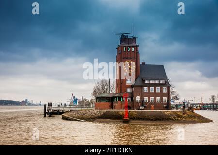 Navigatore a Torre Finkenwerder sulle rive del fiume Elba in Amburgo Foto Stock