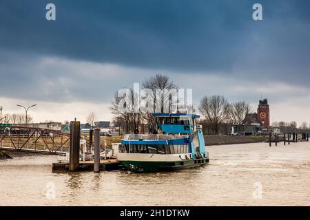 AMBURGO, GERMANIA - MARZO 2018: Navigazione in traghetto sul fiume Elba in una fredda giornata invernale nuvolosa ad Amburgo Foto Stock