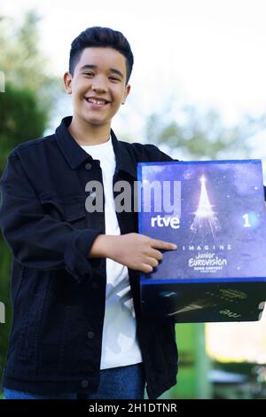 Madrid, Spagna. 18 Ott 2021. Il cantante Levi Diaz si pone durante la sua presentazione di lui come rappresentante della Spagna per Eurovisione Junior 2021 a Madrid. (Foto di Atilano Garcia/SOPA Images/Sipa USA) Credit: Sipa USA/Alamy Live News Foto Stock