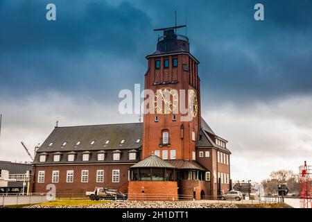 Navigatore a Torre Finkenwerder sulle rive del fiume Elba in Amburgo Foto Stock