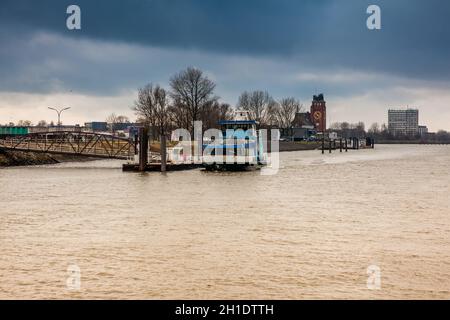 AMBURGO, GERMANIA - MARZO 2018: Navigazione in traghetto sul fiume Elba in una fredda giornata invernale nuvolosa ad Amburgo Foto Stock