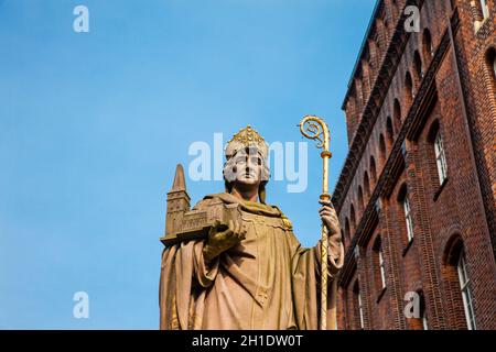 La storica Bischof Ansgar statua in Amburgo Foto Stock