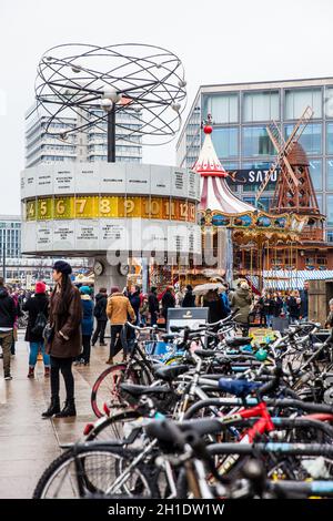 Berlino, Germania - Marzo 2018: l'Urania Orologio mondiale situato nella piazza pubblica di Alexanderplatz nel quartiere Mitte di Berlino Foto Stock